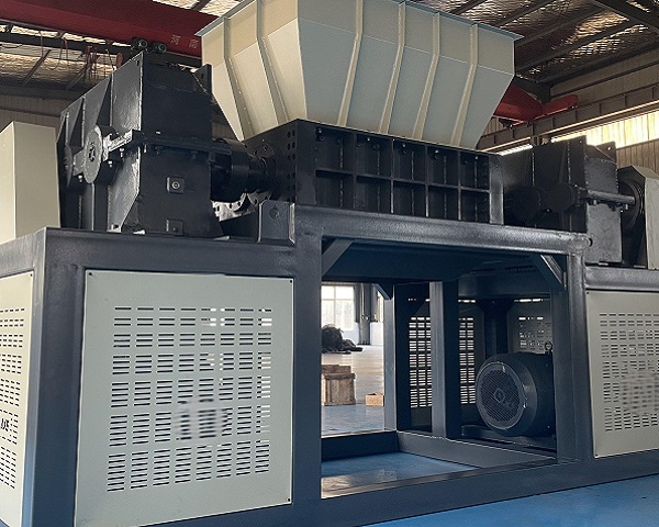 What is the difference between a four-axis shredder and a do