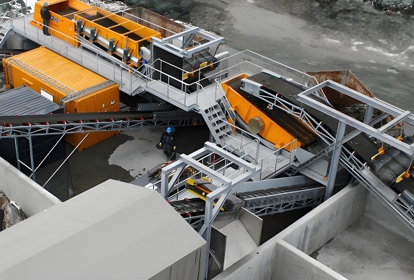 Landfill waste screening equipment